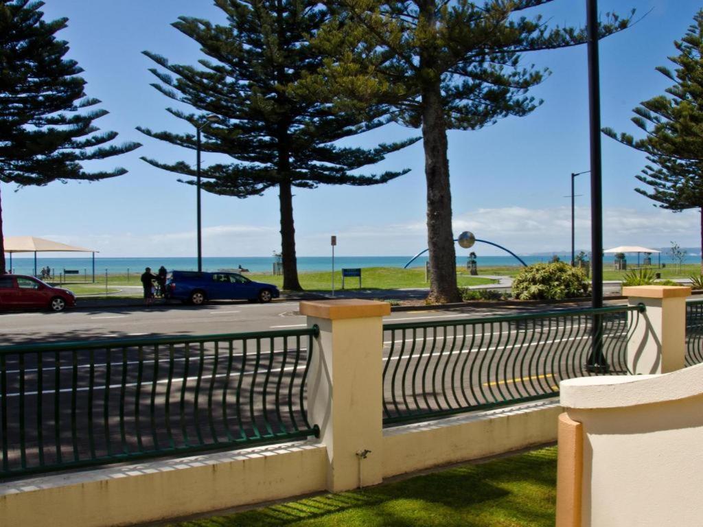 Beachfront Motel Napier Bagian luar foto