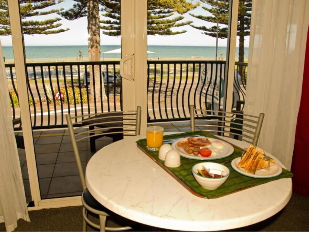 Beachfront Motel Napier Bagian luar foto