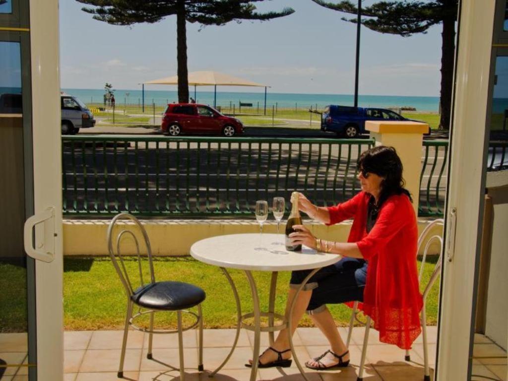 Beachfront Motel Napier Bagian luar foto