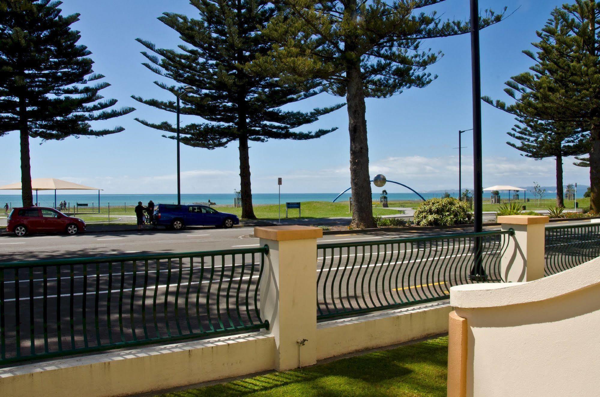 Beachfront Motel Napier Bagian luar foto